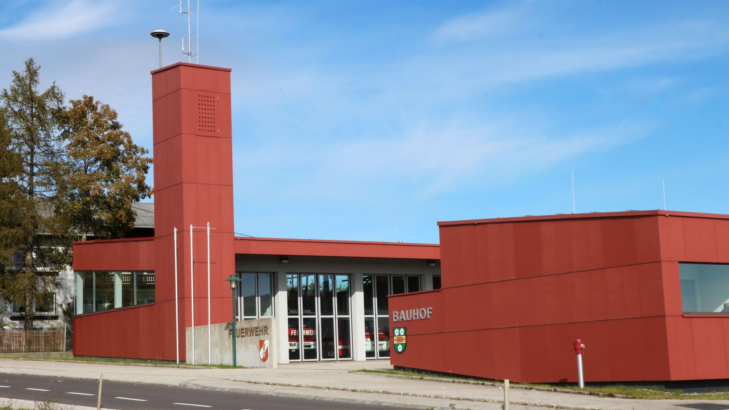 Das 2009 errichtete Feuerwehrhaus liegt direkt an der Bundesstraße und bietet ausreichend Platz für die zahlreichen Aufgaben der Feuerwehr.